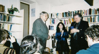 Michael Armstrong receiving The Geoffrey Ashe Prize in 1999